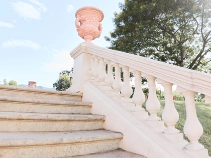 Volée de marches en pierre claire bordée d'une balustrade à colonnettes.