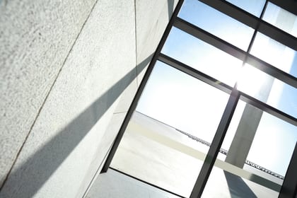 Verrière contemporaine d'acier et de verre, vue en contre-plongée.