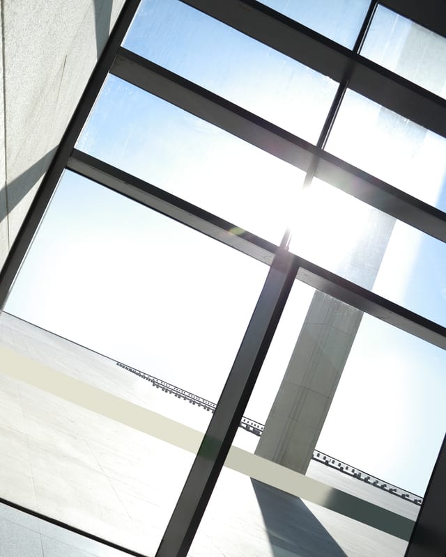 Verrière et mur de pierre, contre-jour.