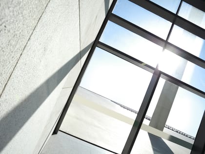 Verrière contemporaine d'acier et de verre, vue en contre-plongée.